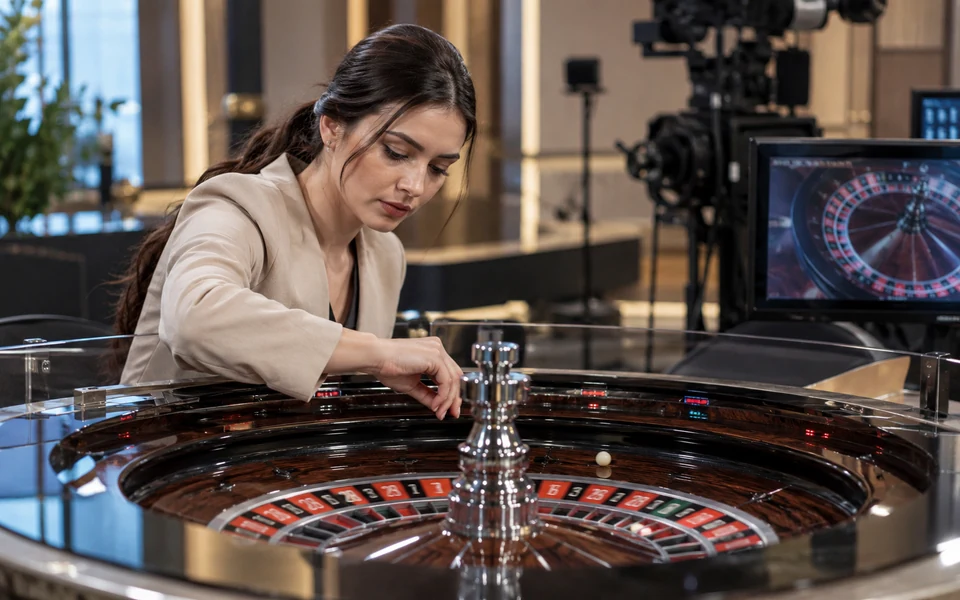 Колесо рулетки в студии Live Casino крупным планом